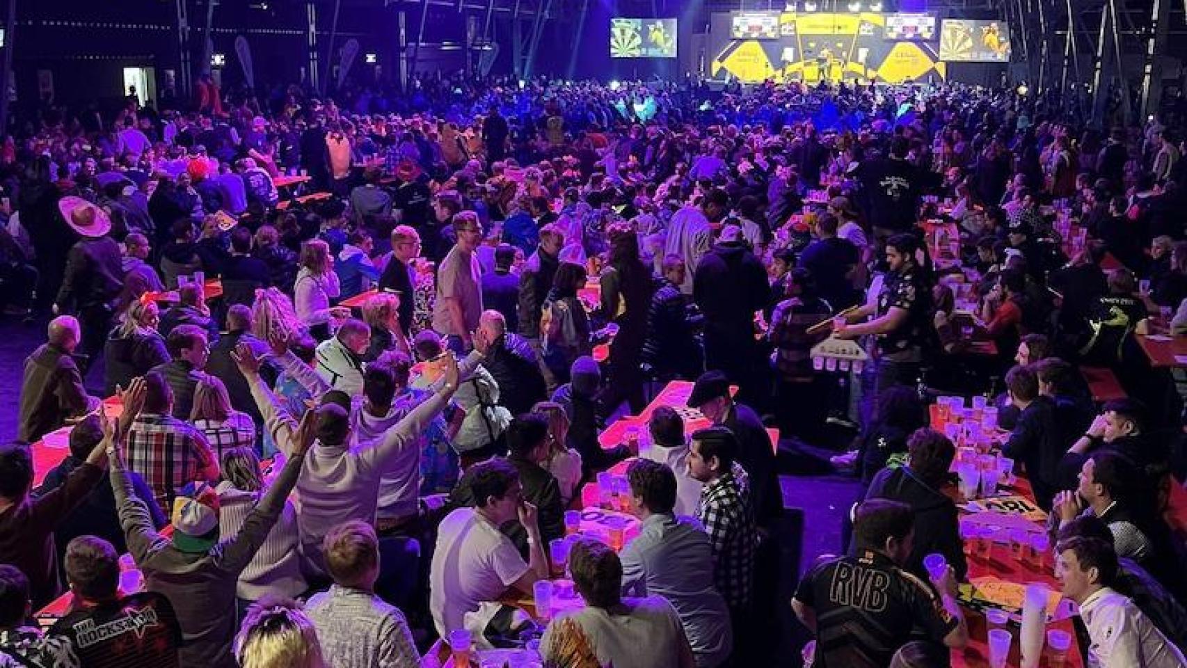 Miles de aficionados, durante una competición de dardos.