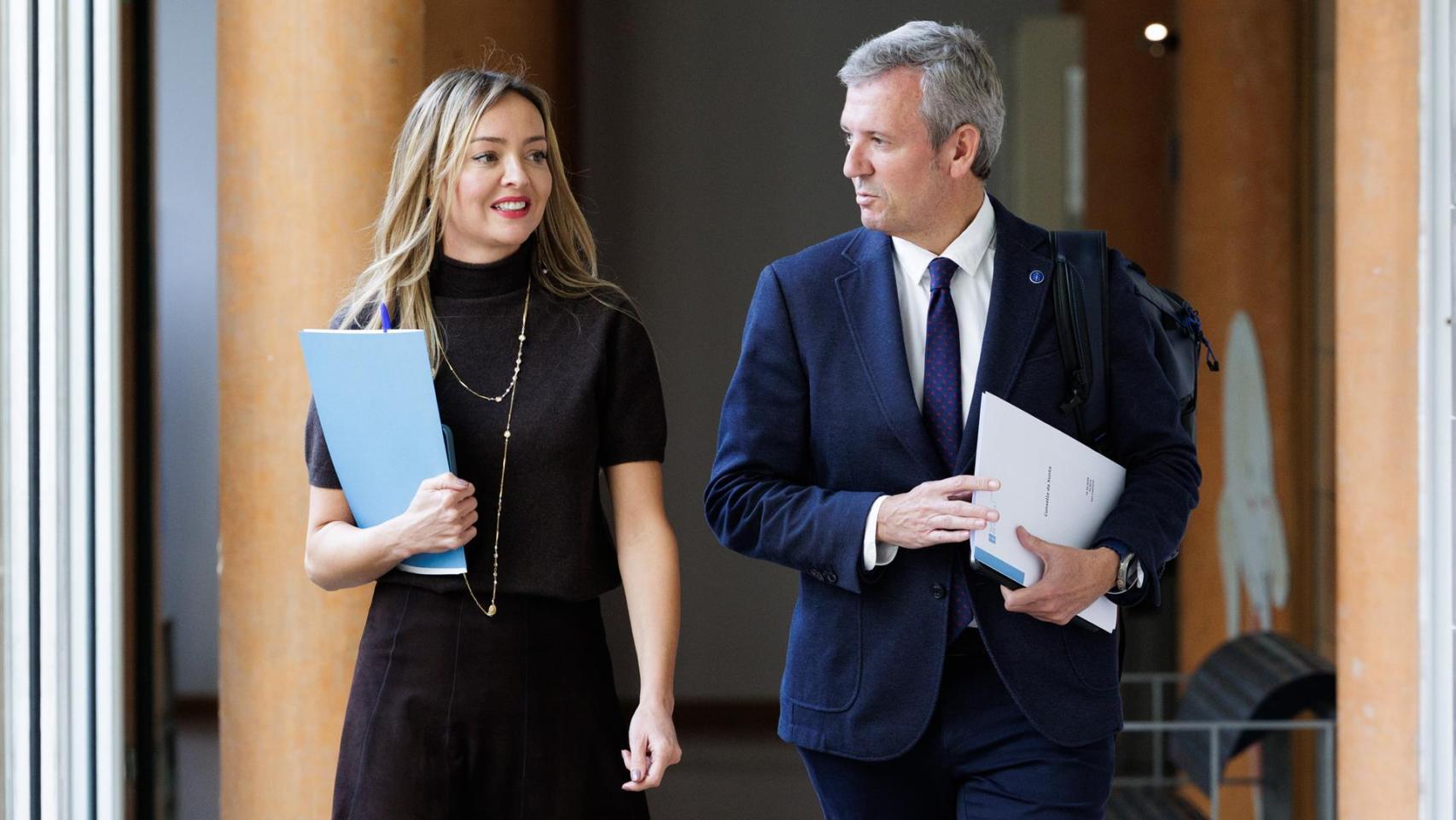 El presidente de la Xunta, Alfonso Rueda, acompañado de la conselleira de Política Social, Fabiola García.