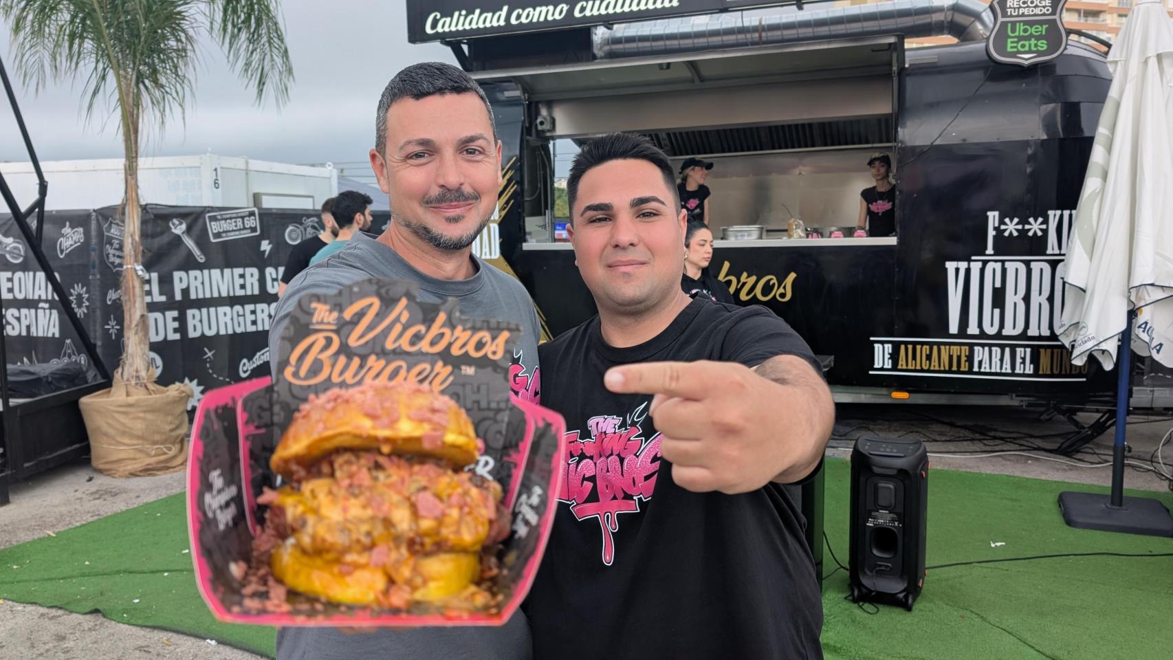 Los hermanos Victoria en su espacio en The Champions Burger esta primavera.