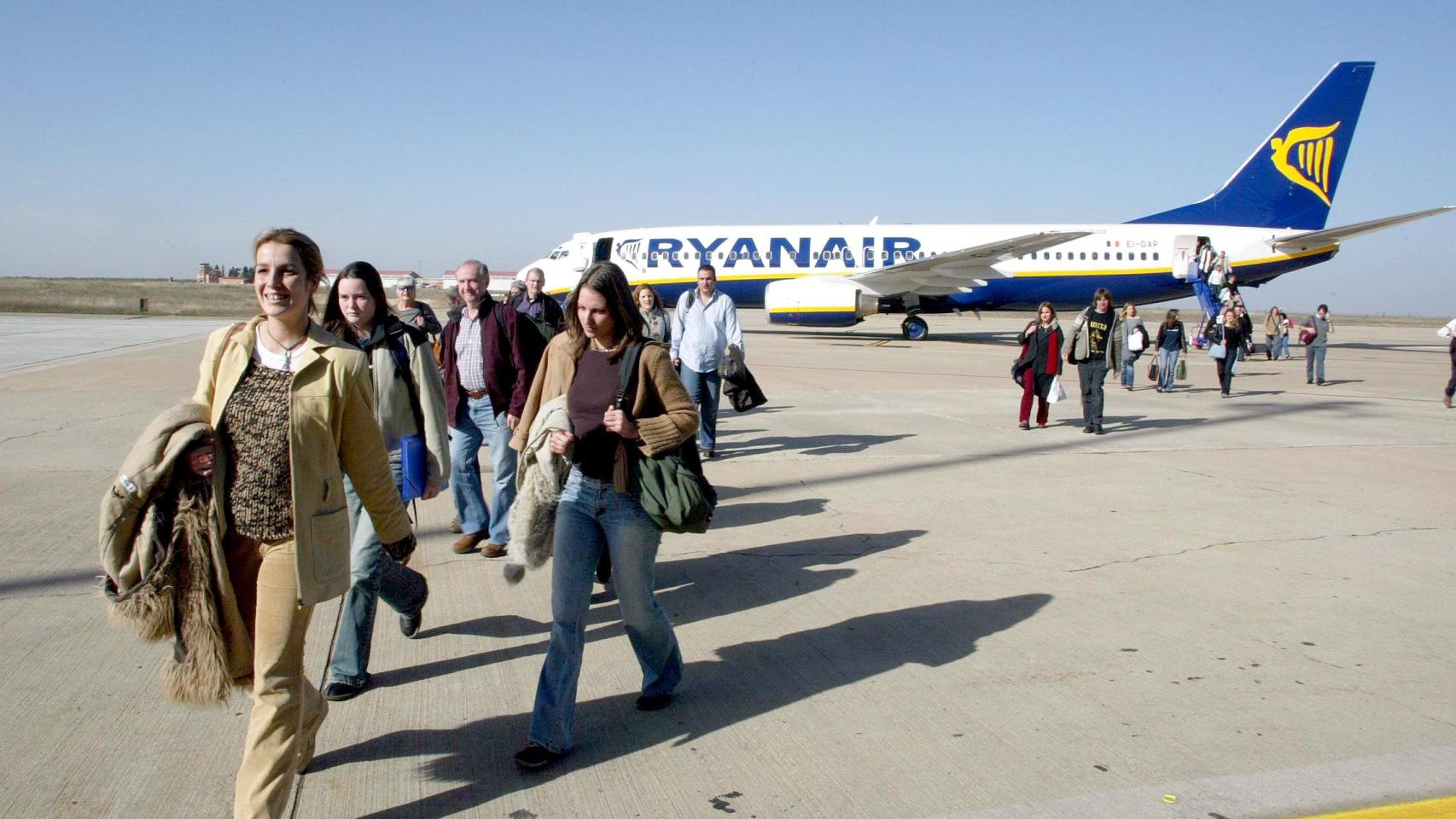 Viajeros de un vuelo de Ryanair en el Aeropuerto de Villanubla, en Valladolid