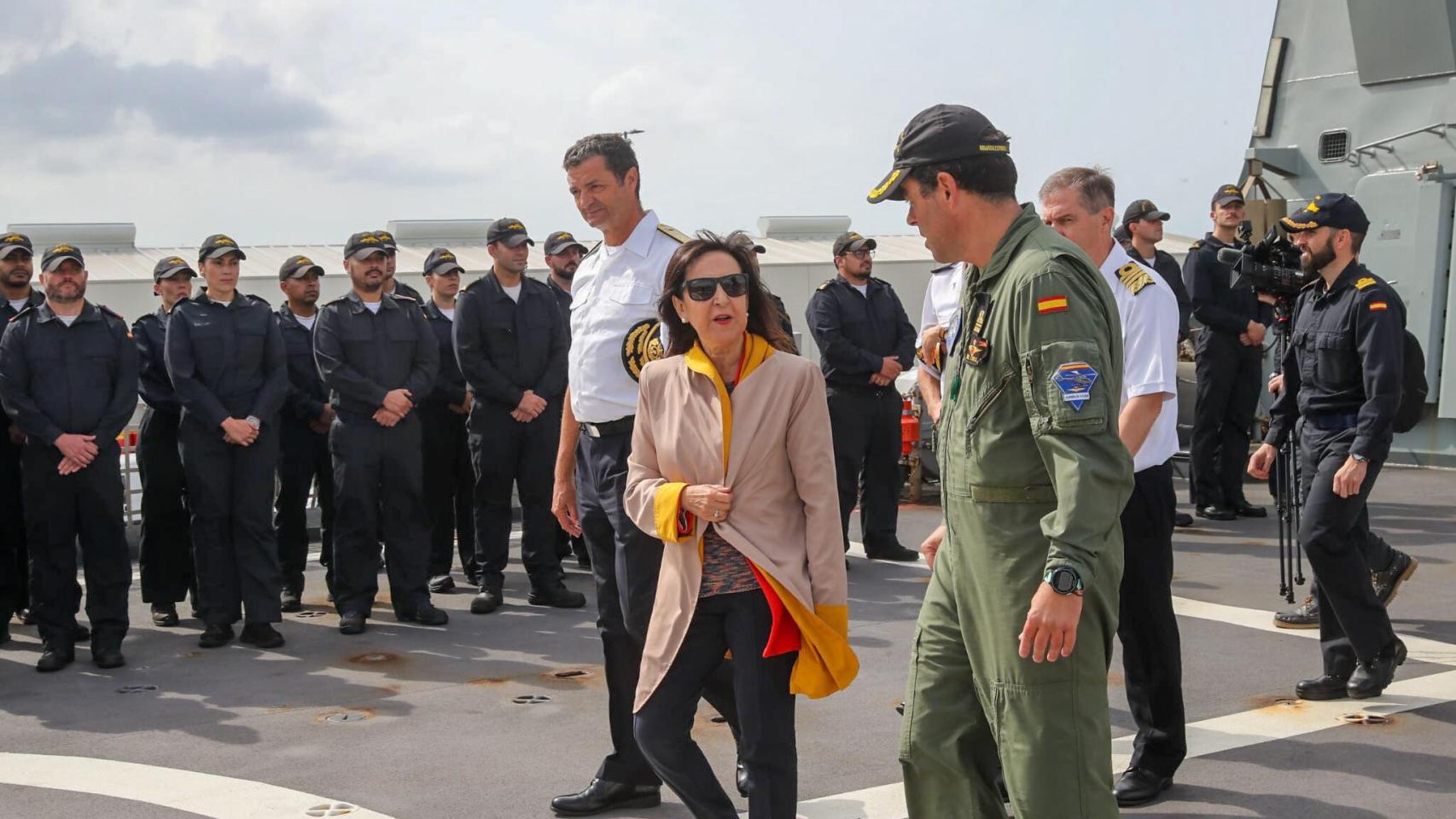 La ministra de Defensa, Margarita Robles, en su visita al BAM 'Furor'