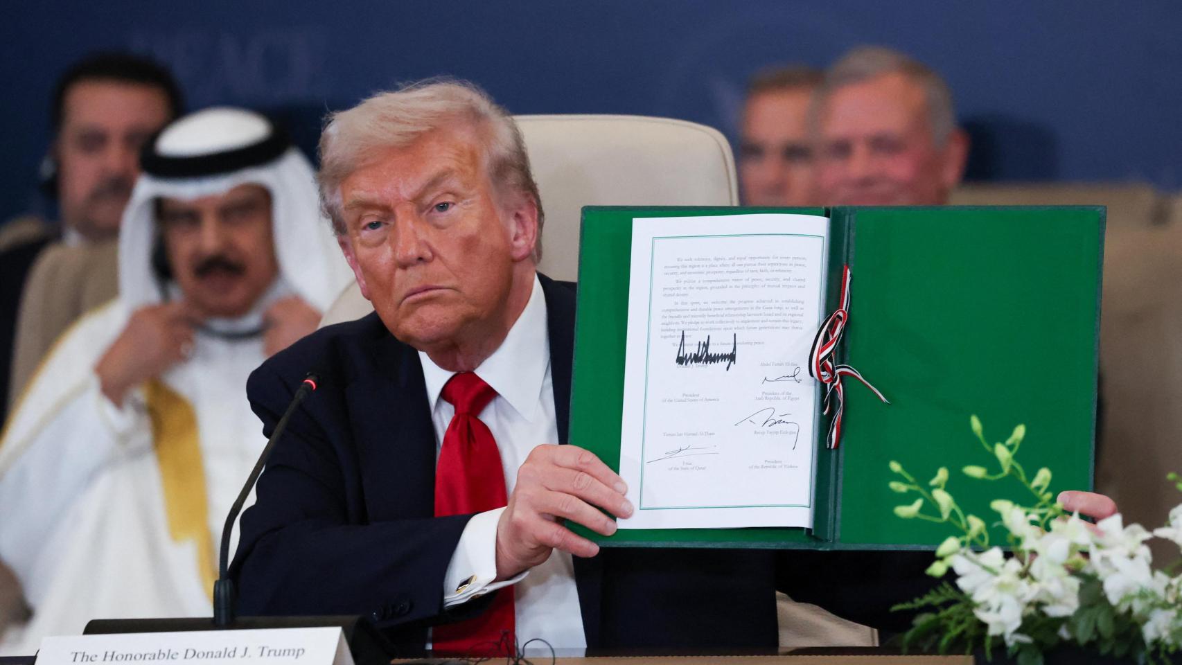 Trump enseña su firma en el acuerdo de paz en Gaza durante la cumbre en Sharm el-Sheikh.