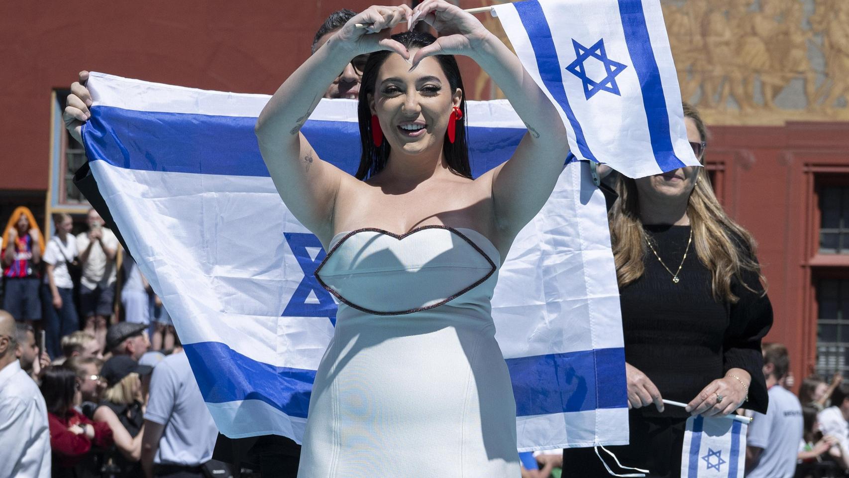 Yuval Raphael en la alfombra turquesa en la Plaza del Ayuntamiento de Basilea (Rathausplatz) durante el Festival de Eurovisión 2025.