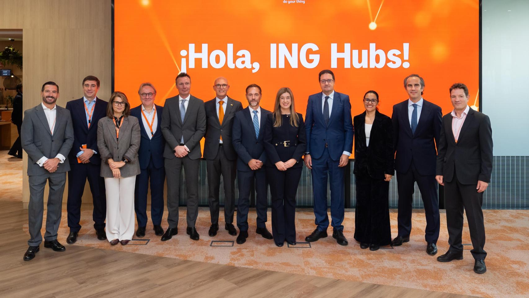 Equipo de ING junto al ministro de Transformación Digital y de la Función Pública, Óscar López.