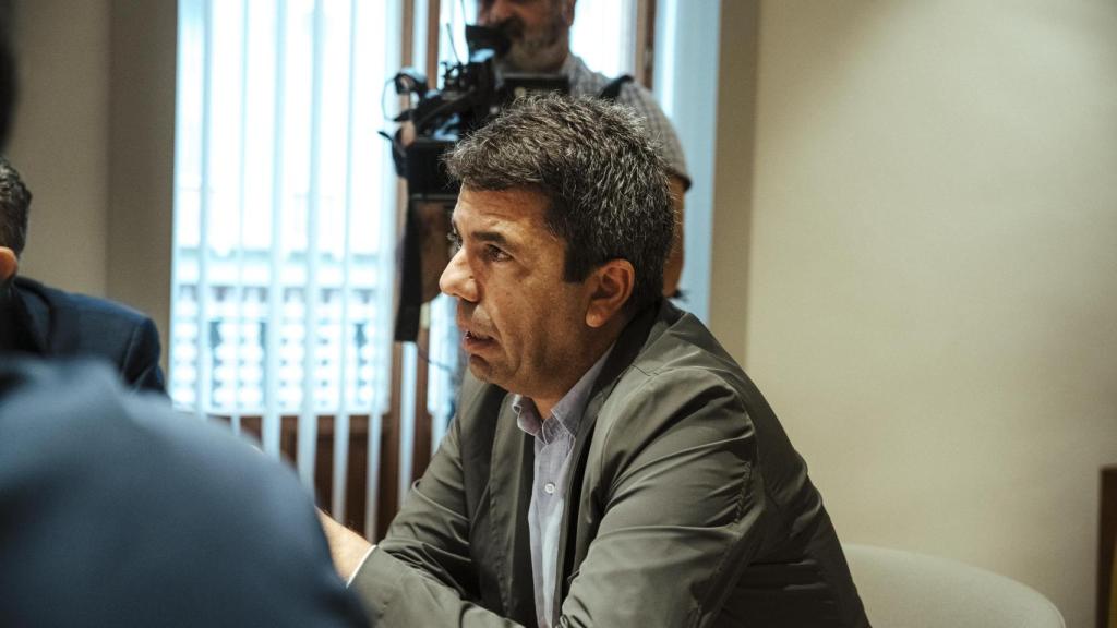 El presidente de la Generalitat se reúne con representantes de los servicios de emergencias en el PMA del Ayuntamiento de Orihuela, a 10 de octubre de 2025. Europa Press / Roberto Plaza