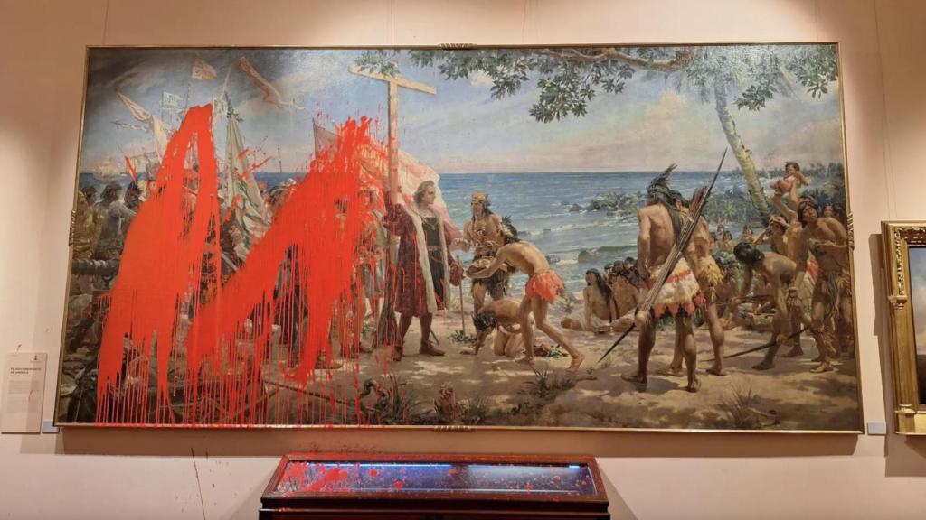 El cuadro 'Primer homenaje a Cristóbal Colón', pintado en 1892 por José Garnelo y Alda, tras ser vandalizado por Futuro Vegetal.