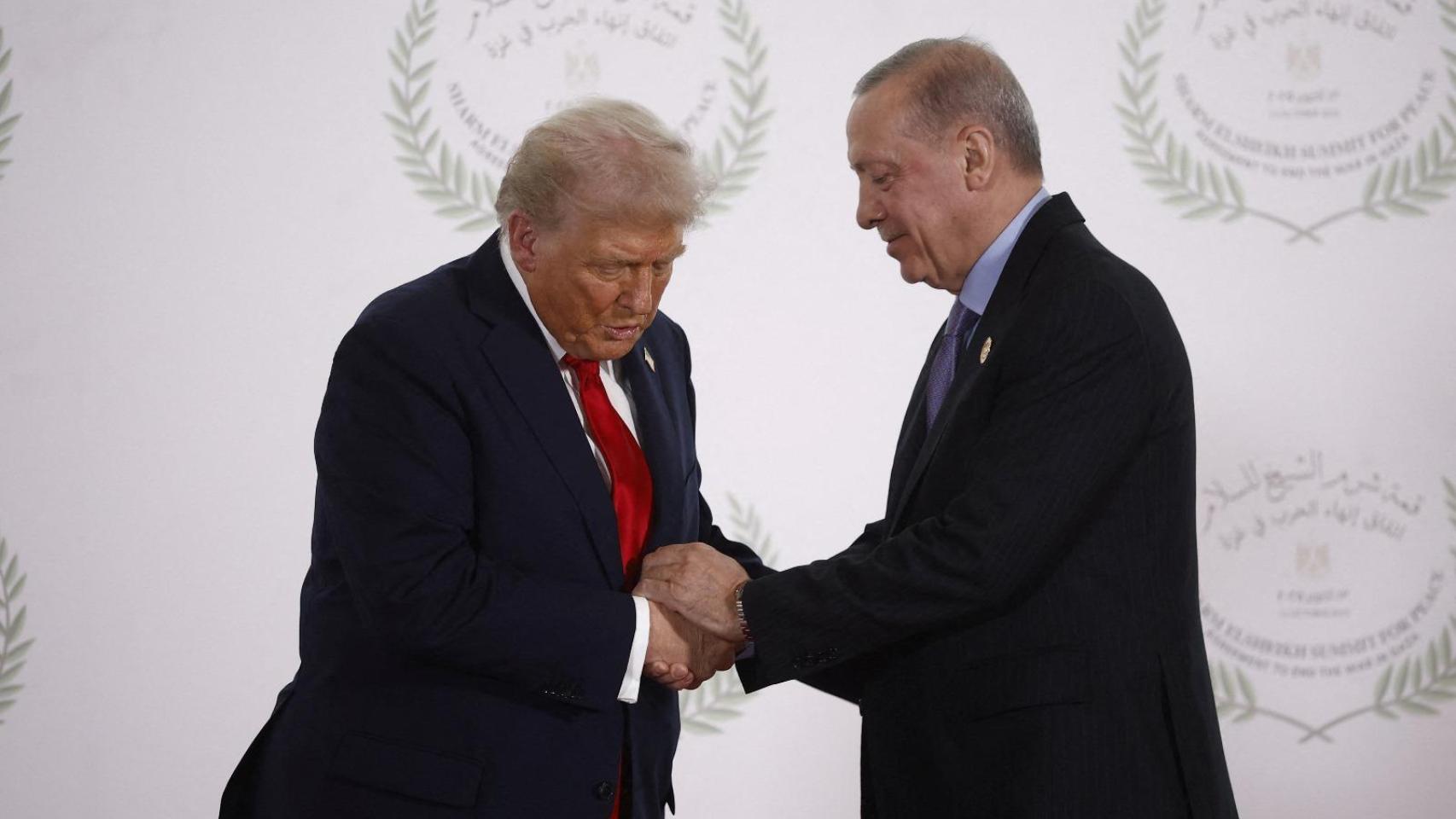 Erdogan saludando a Trump durante la cumbre de Egipto