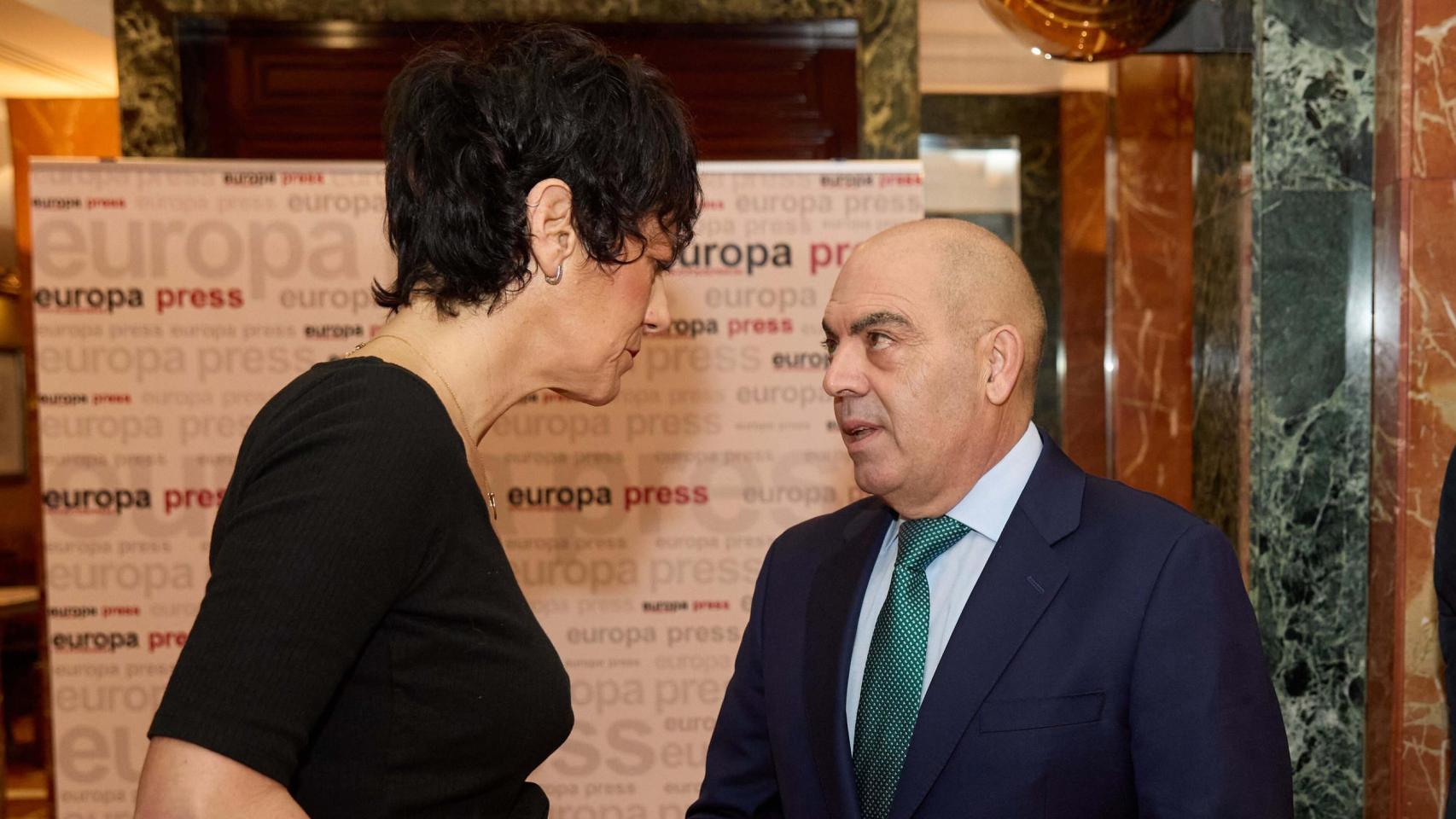 Elma Saiz, ministra de Inclusión, Seguridad Social y Migraciones, charla con Lorenzo Amor, presidente de ATA y vicepresidente de CEOE.