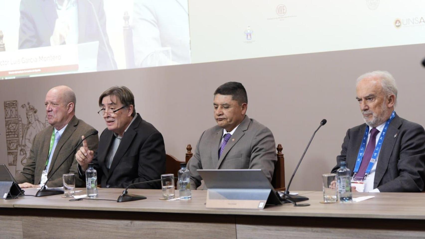 El embajador Carlos Chávez-Taffur, presidente del Grupo de Trabajo del Congreso; Luis García Montero, director del Instituto Cervantes; Víctor Hugo Rivera Chávez, alcalde de Arequipa; y Santiago Muñoz Machado, director de la RAE y de la ASALE