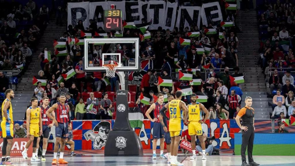 Varios aficionados del Baskonia muestran una pancarta, durante el partido contra el Maccabi Tel Aviv en una imagen de la pasada temporada.