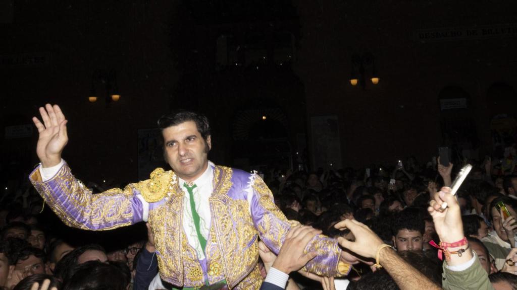 Morante de la Puebla saliendo por la puerta grande el pasado domingo, 12 de octubre.