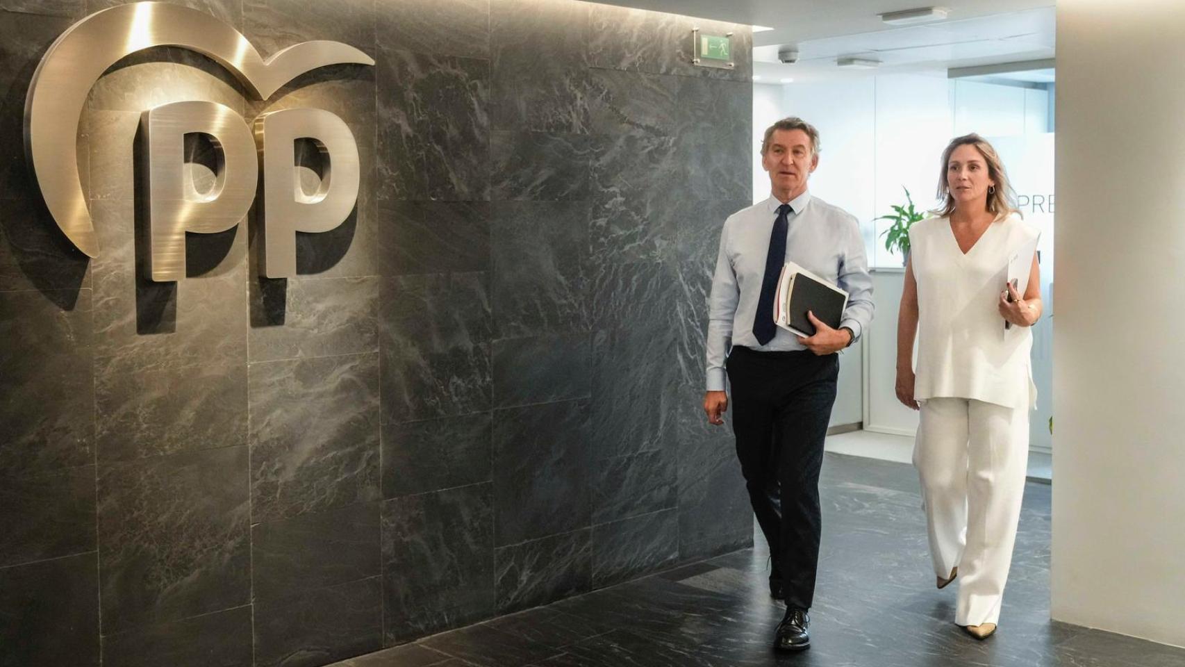 Alberto Núñez Feijóo, presidente del PP, junto a Alma Ezcurra, vicesecretaria de Sectorial, este lunes en Génova.