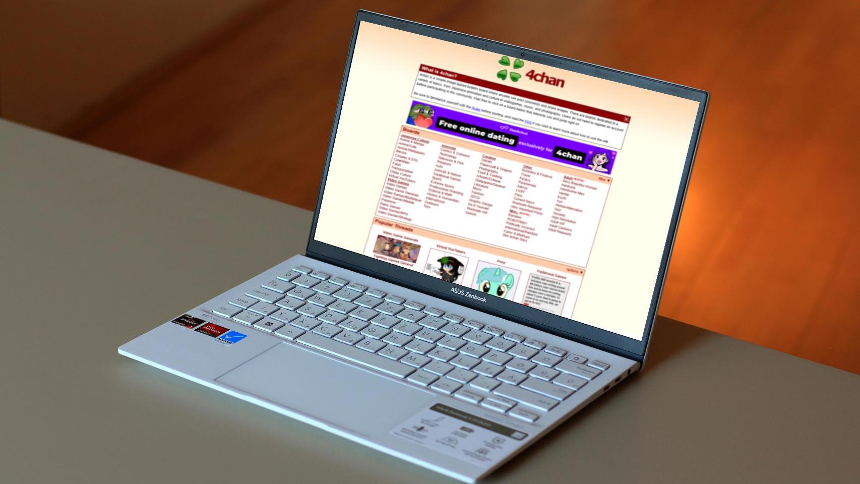 Montaje de un ordenador y 4chan.
