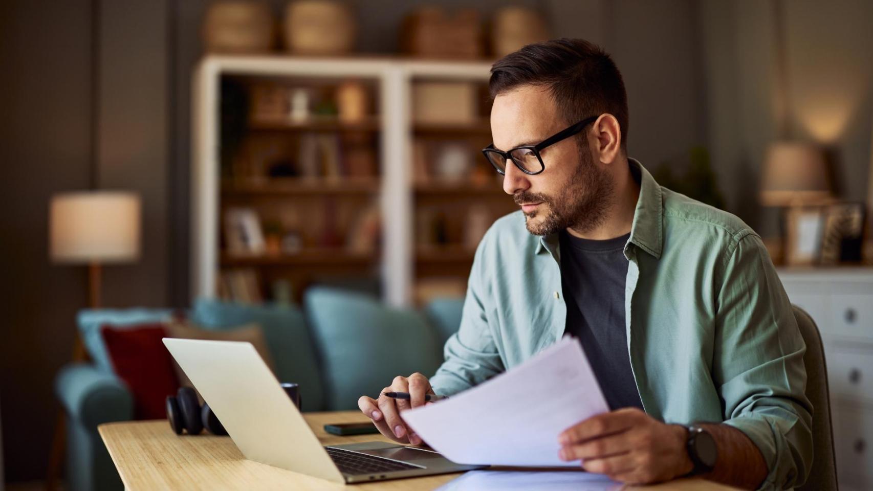 Imagen de archivo de un autónomo revisando sus facturas