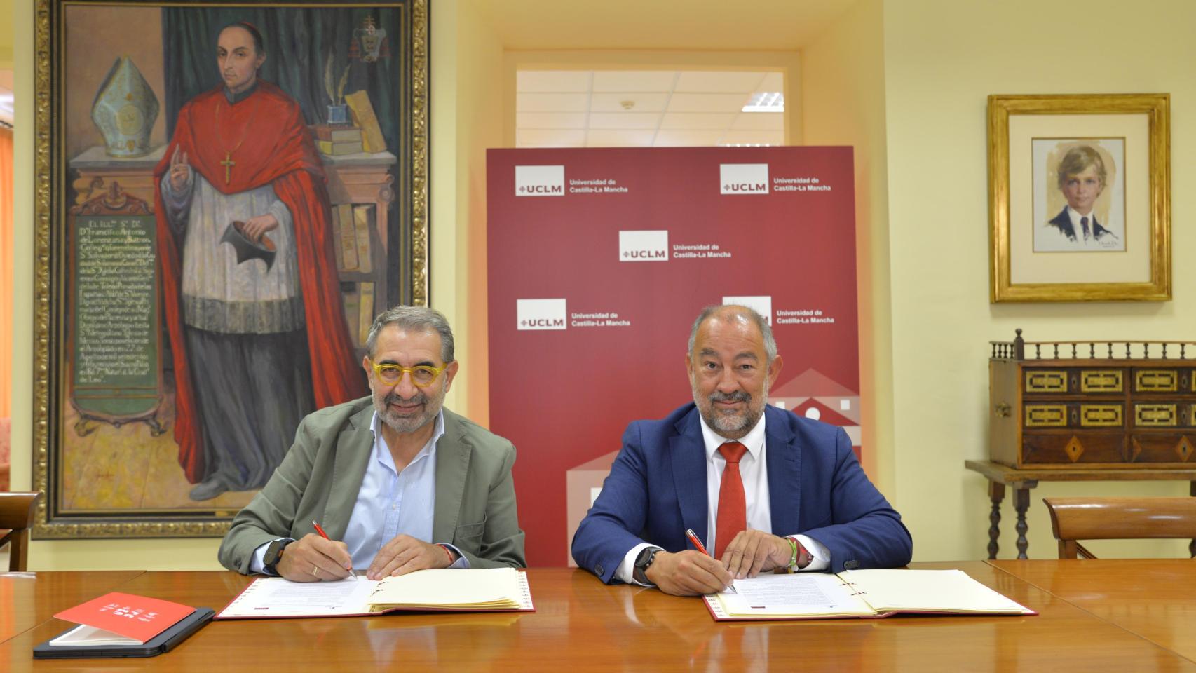 Jesús Fernández Sanz (i) y José Julián Garde (d) firmando el convenio.