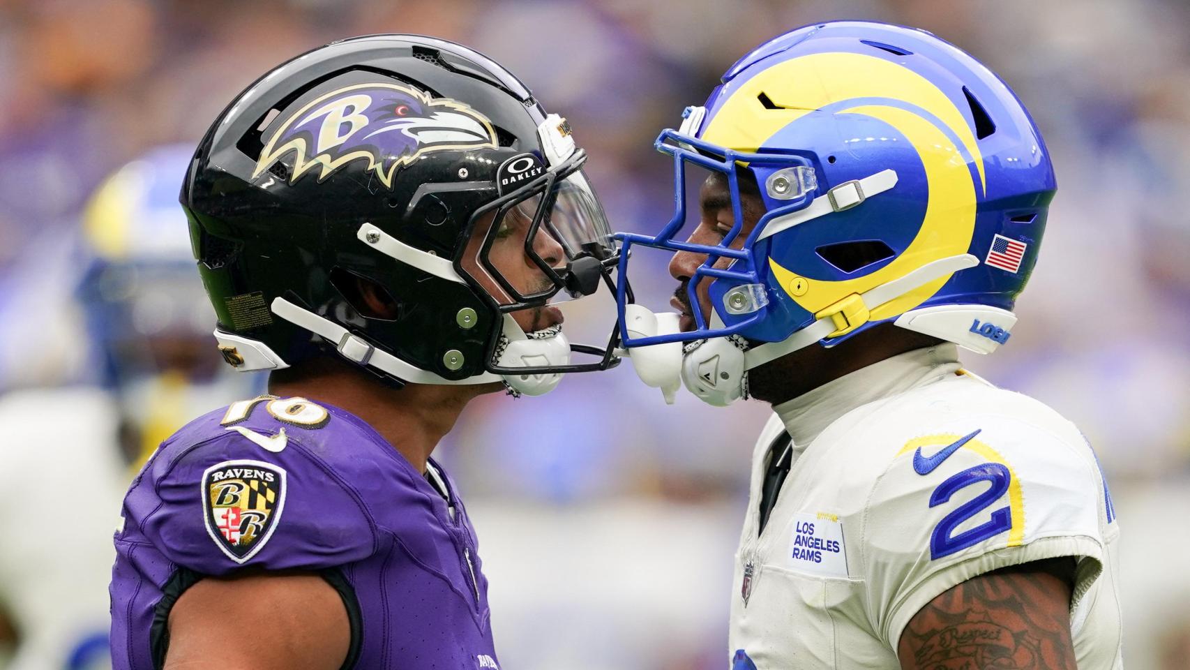 Tylan Wallace y Jaylen McCollough, durante el partido entre Baltimore Ravens y Los Angeles Rams.
