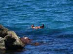 Una madre y su hijo de 12 años entran a nado en Ceuta desde Marruecos con la ayuda de unas aletas y una tabla de surf