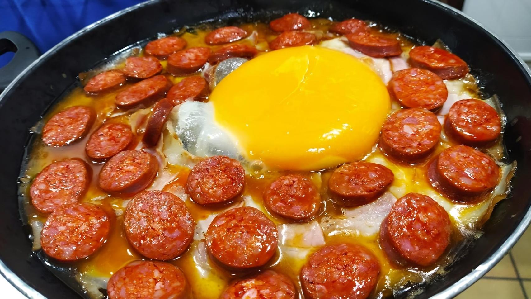 Una de las enormes sartenes de huevos de avestruz del restaurante.