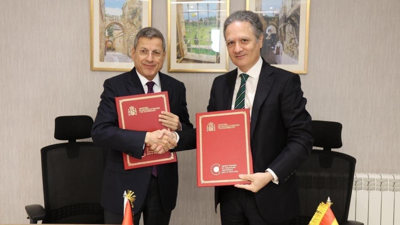 El ministro de Finanzas palestino, Omar al Bitar, y el cónsul general de España en Jerusalén, Javier Gutiérrez.