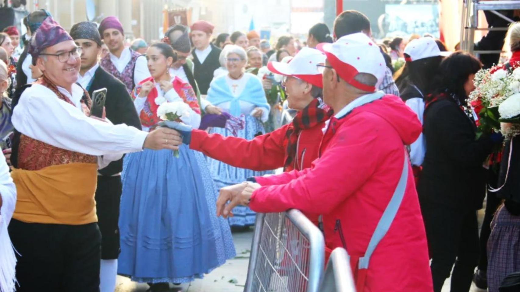 Oferentes y voluntarios en la Ofrenda de Frutos de 2025, en Zaragoza.