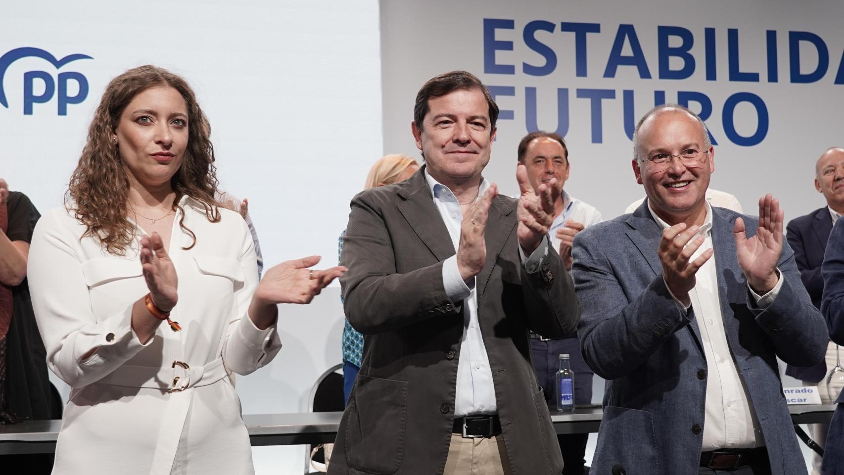 El presidente de la Junta y del PPCyL, Alfonso Fernández Mañueco, clausura el Comité Ejecutivo y la Junta Directiva Autonómica del partido el pasado 21 de julio acompañado de la portavoz del PP en el Congreso, Ester Muñoz, y del secretario general del partido, Miguel Tellado