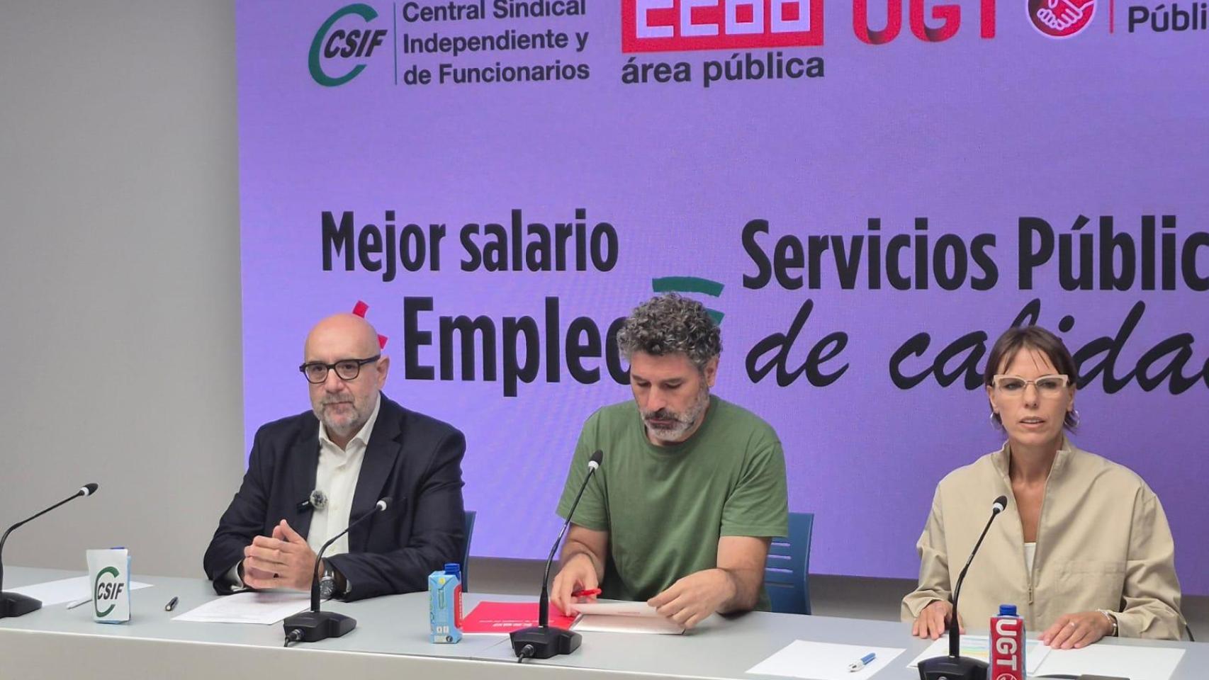 Los representantes de los sindicatos UGT, CCOO y CSIF informando sobre la huelga prevista para diciembre