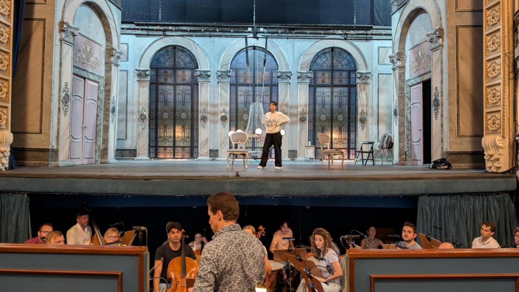 Un momento del ensayo este martes de la nueva versión de 'La Traviata' en el Principal de Alicante.