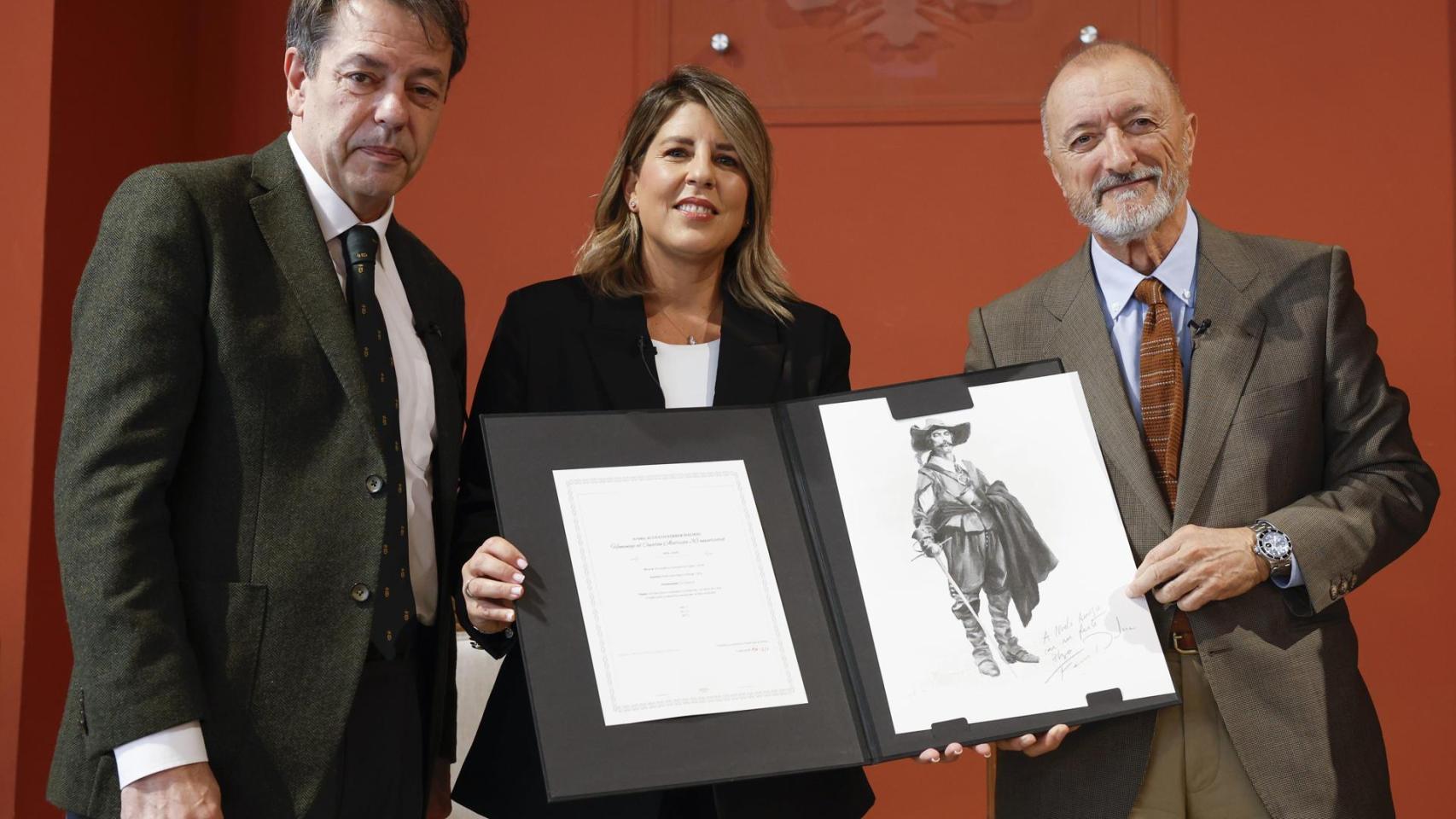 El escritor Arturo Pérez-Reverte (d) y el pintor Augusto Ferrer-Dalmau (i), autor del boceto, presentan este martes en Madrid el monumento al capitán Alatriste que se erigirá en Cartagena. Junto a ellos la alcaldesa de la ciudad murciana, Noelia Arroyo (c). Foto: EFE/ J. J. Guillén
