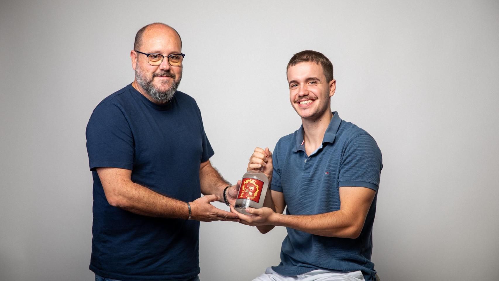 Antonio y Toni, padre e hijo, lanzan una nueva cazalla al mercado. EE