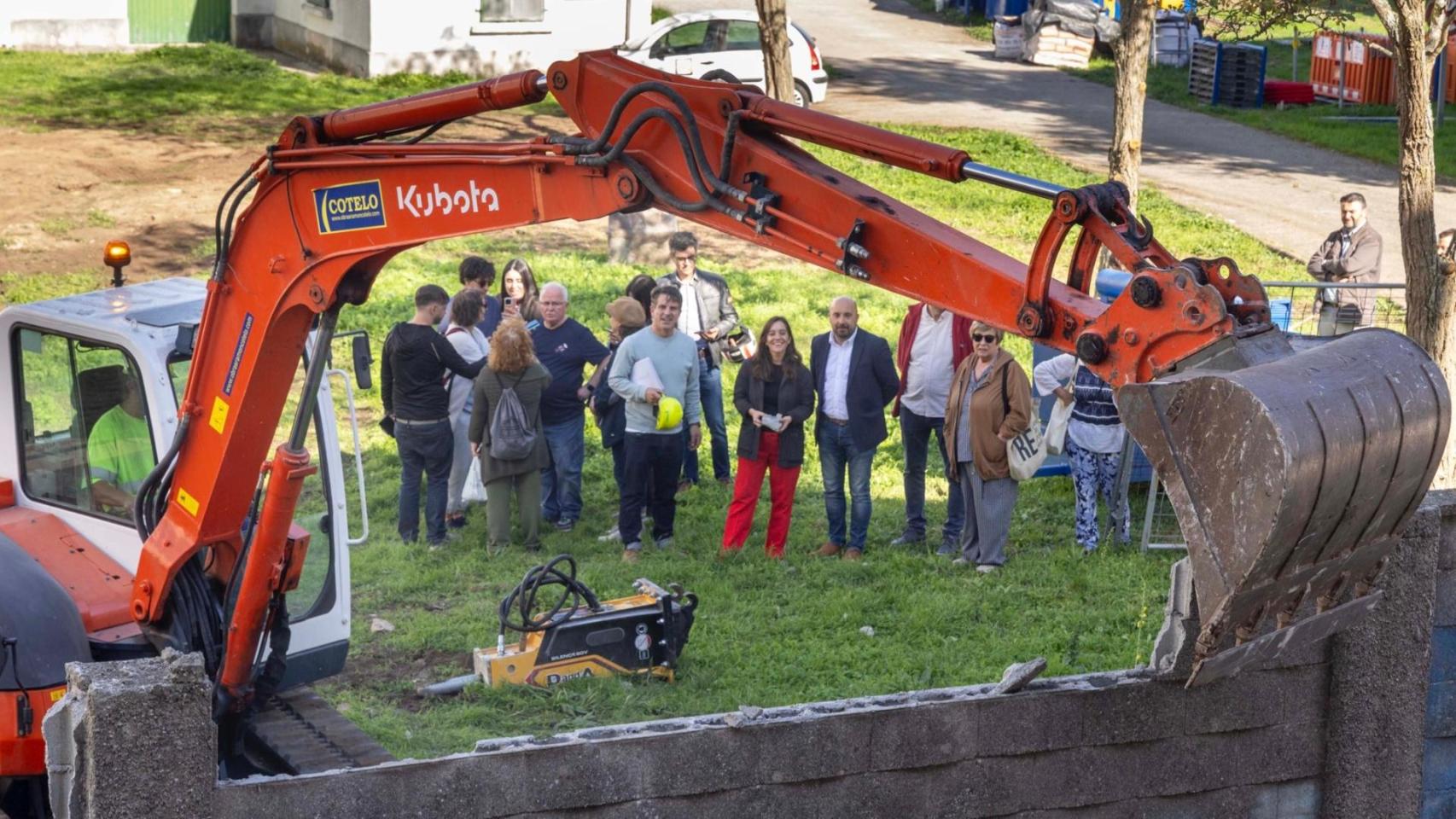 Imagen del derribo del muro del Observatorio de la Aemet en A Coruña.