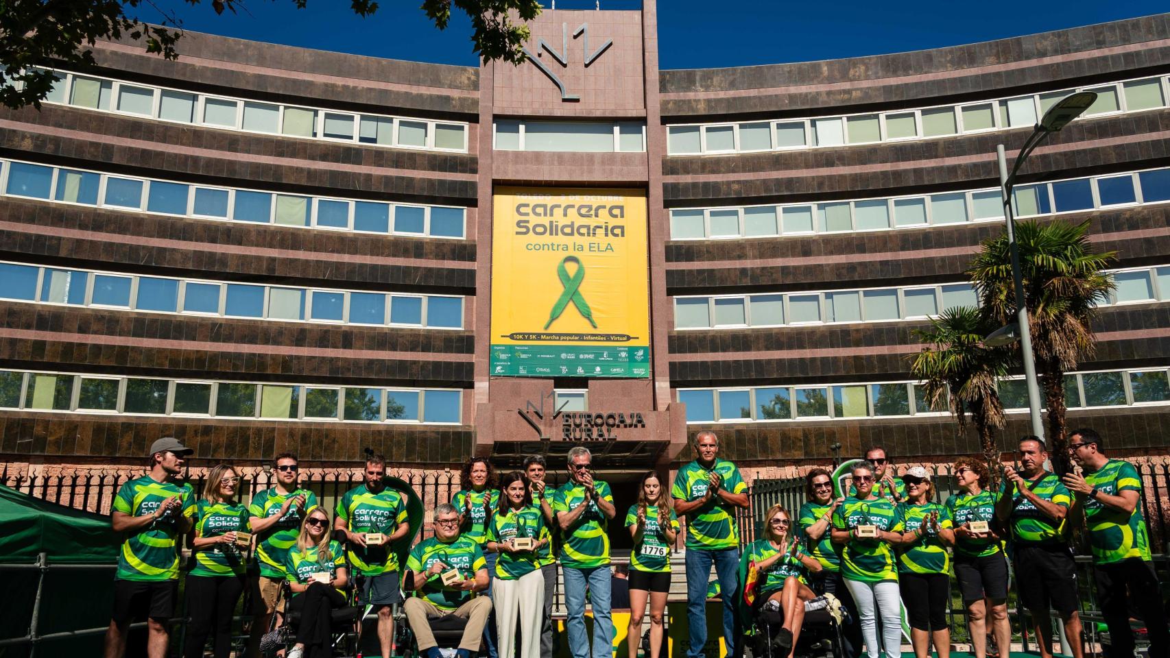 Foto de familia con las entidades a las que se ha destinado la recaudación de la carrera