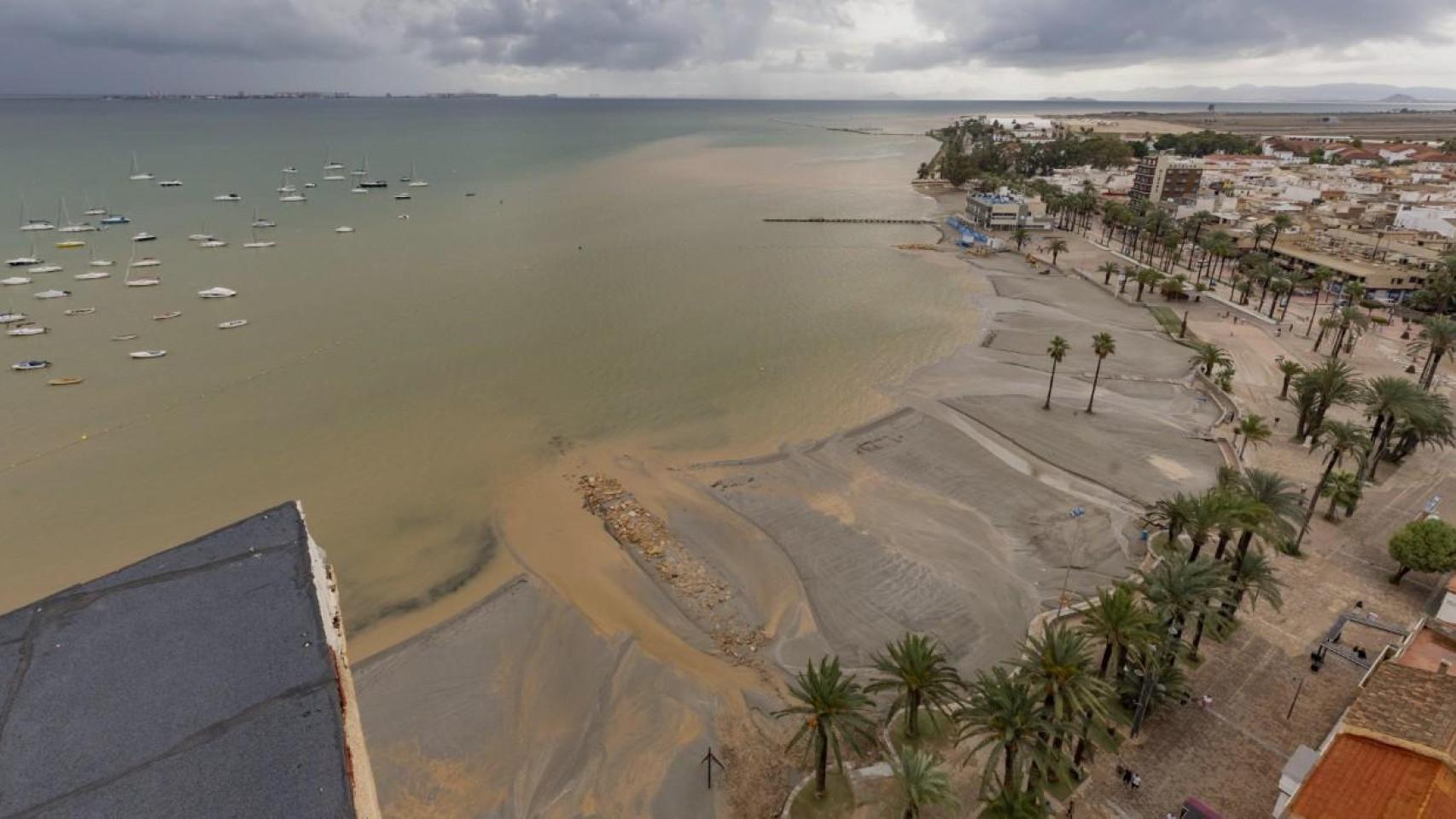 Una panorámica aérea del estado del agua del Mar Menor, en Santiago de la Ribera, tras el paso de la dana 'Alice'.