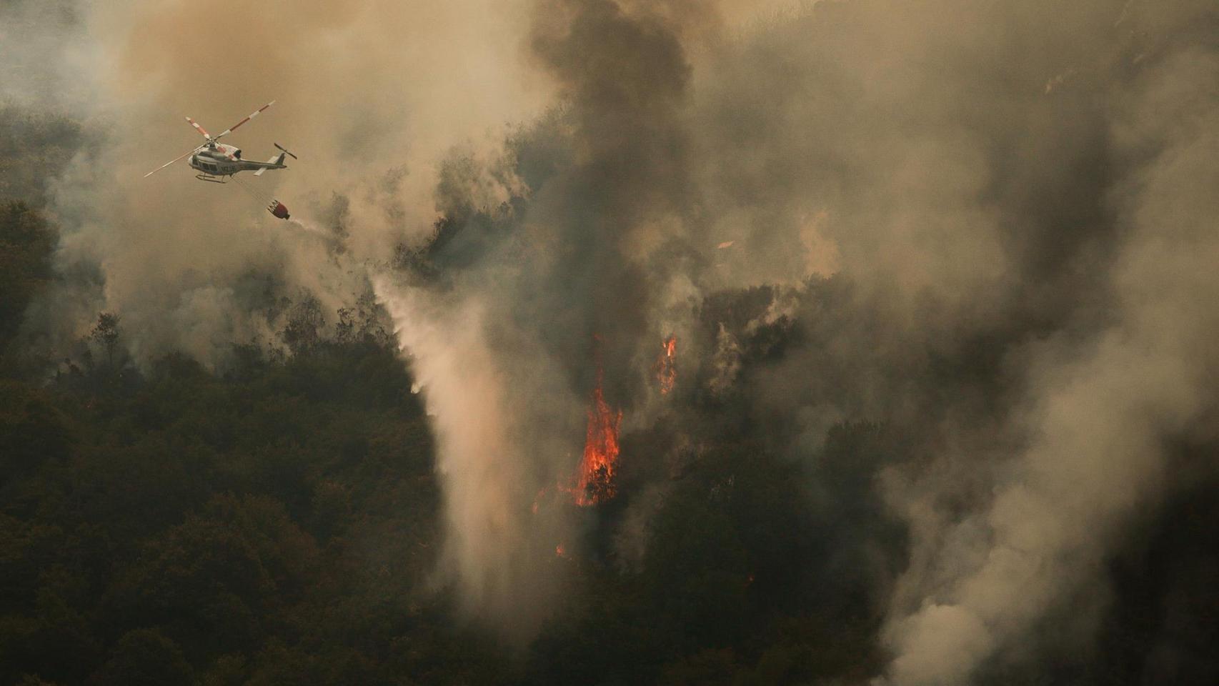 Efectivos aéreos de los bomberos durante las labores de extinción del incendio de Avión, a 25 de agosto de 2025, en Avión, Ourense (España).