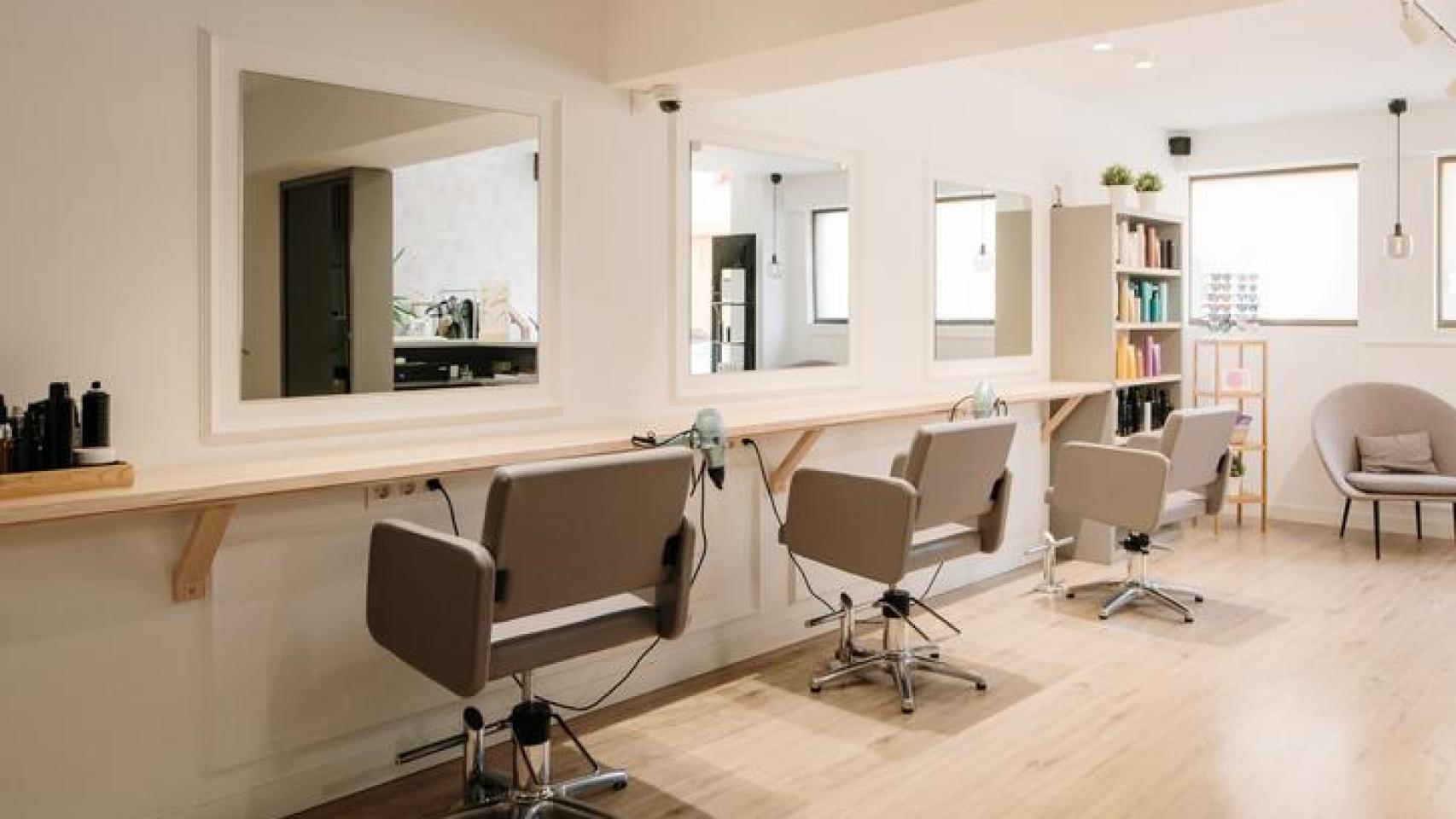 Una joven, contra el precio de las peluquerías en España.