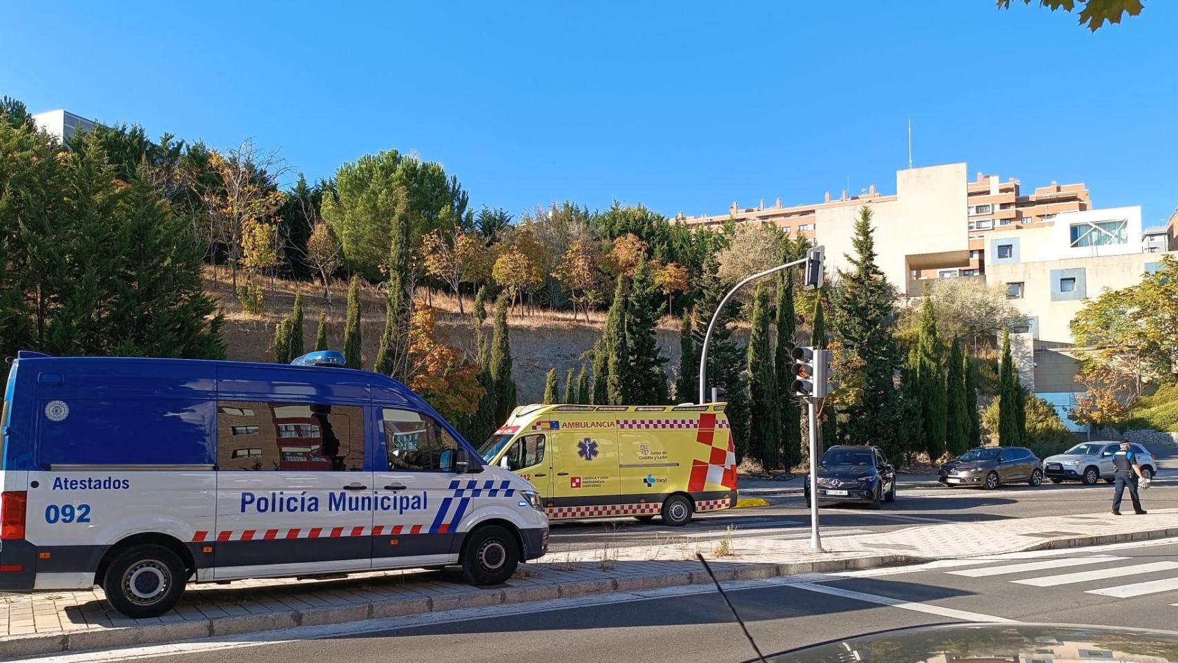 La calle Ciudad de la Habana frente a la comisaría de CNP de Parquesol, lugar del atropello con la presencia de ambulancias y policía