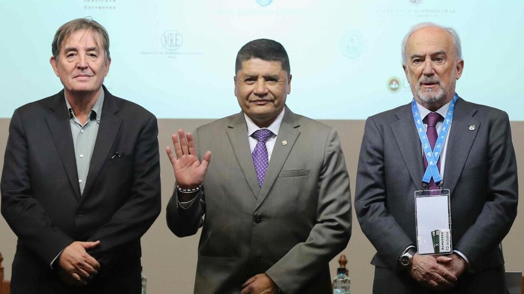 Luis García Montero (i), el alcalde de Arequipa, Victor Hugo Rivera (c) y el director de la Real Academia Española (RAE), Santiago Muñoz (d) durante una rueda de prensa de presentación del X Congreso de la Lengua Española en Arequipa (Perú). Foto: EFE/ Paolo Aguilar
