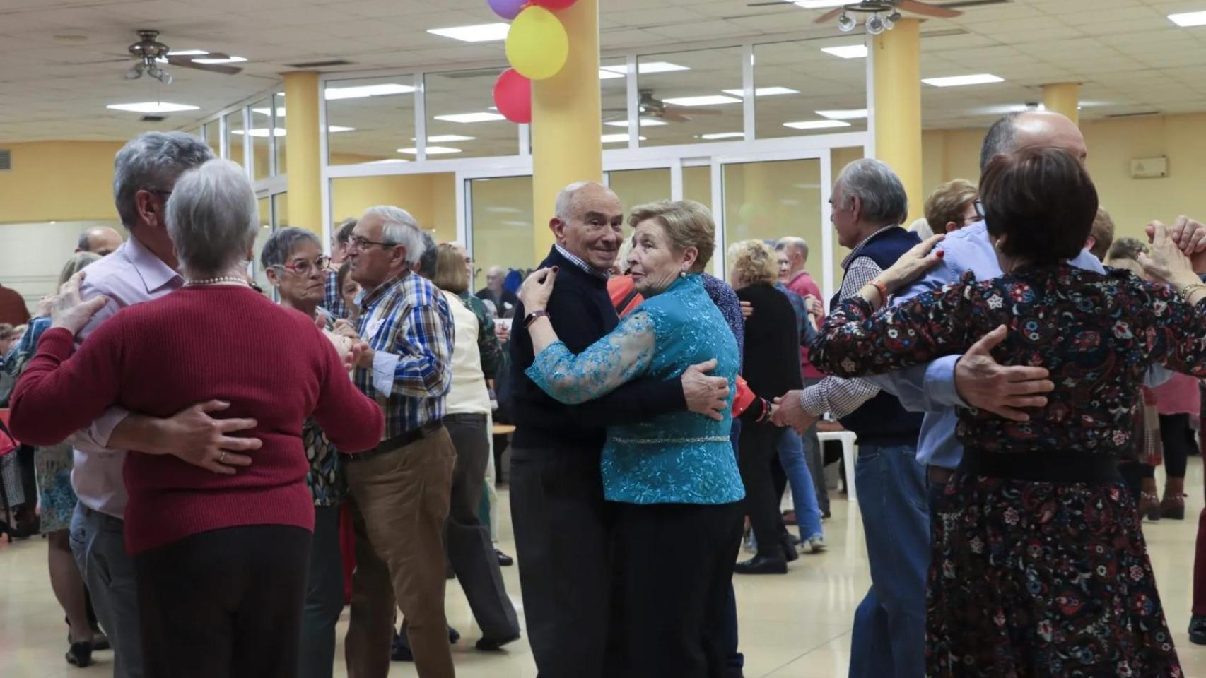 Baile por San Valentín en el Centro de Mayores de Camargo (Cantabria).