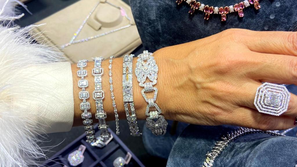 Una de las clientas posa para Magas en IJS Istanbul Jewelry Show en Estambul.