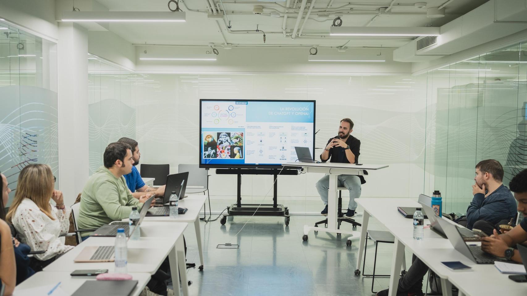Un instante de la primera clase de IA aplicada al periodismo del Máster de EL ESPAÑOL.