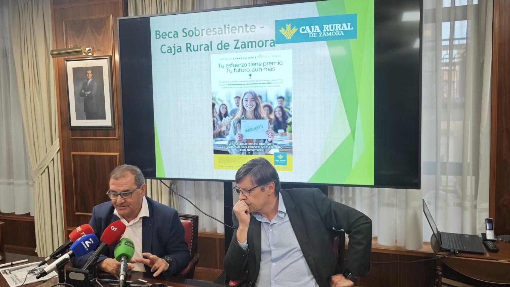 Narciso Prieto y David Rayo presentan las becas a la excelencia estudiantil de Caja Rural de Zamora