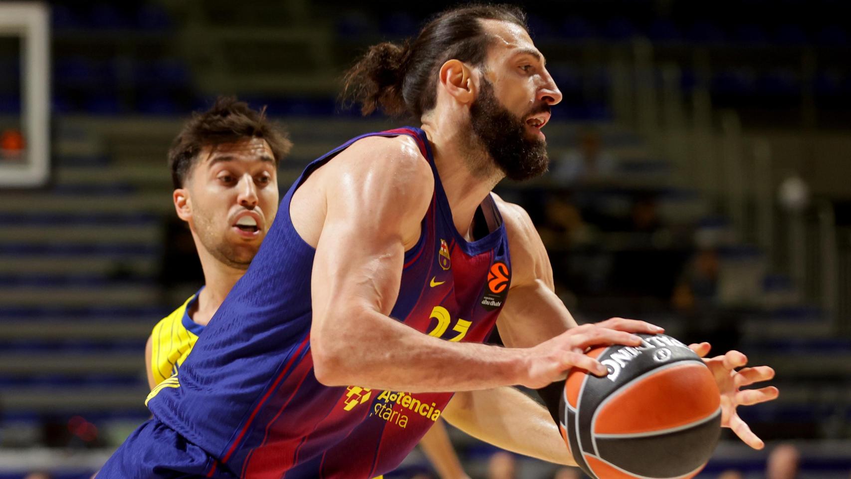 Shengelia conduce el balón en el partido ante Maccabi.
