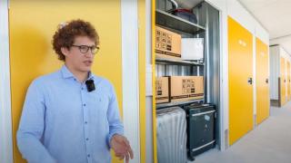 Montaje con Arseniy Vdovin, dueño de un negocio de trasteros, y imagen de Balearic Box