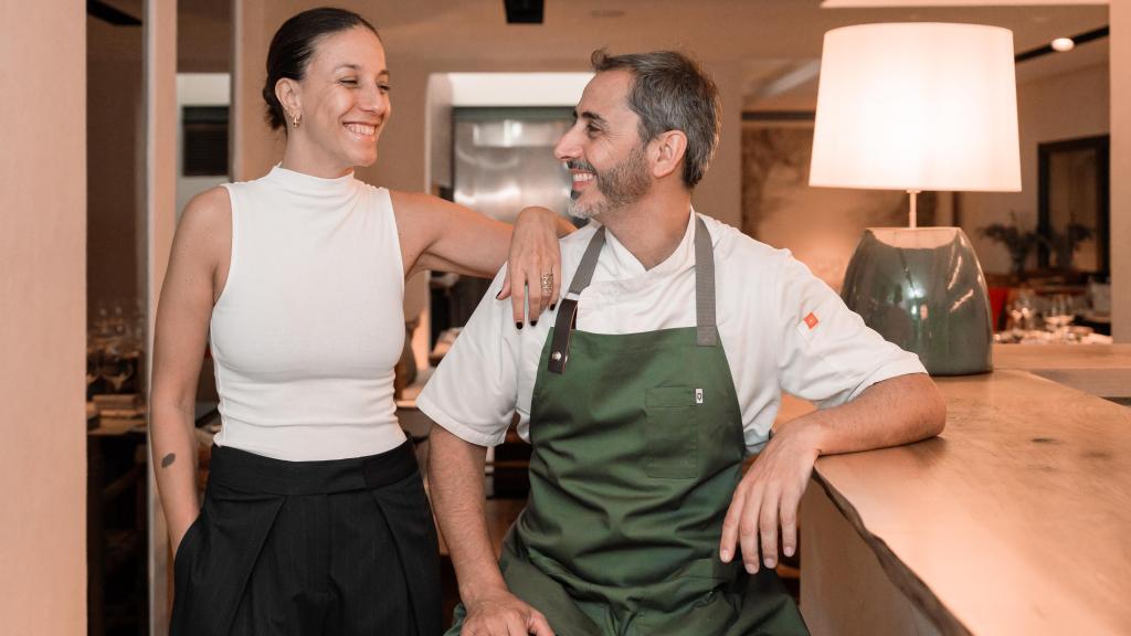 Los mendocinos Agustina y Lucas en la barra de su restaurante Gurisa, en Chamberí.