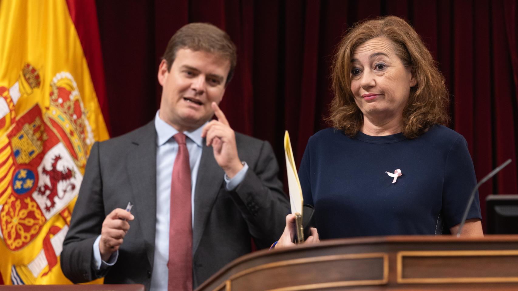 La presidenta del Congreso, Francina Armengol, durante la sesión plenaria de este martes en el Congreso de los Diputados junto al letrado mayor, Fernando Galindo.