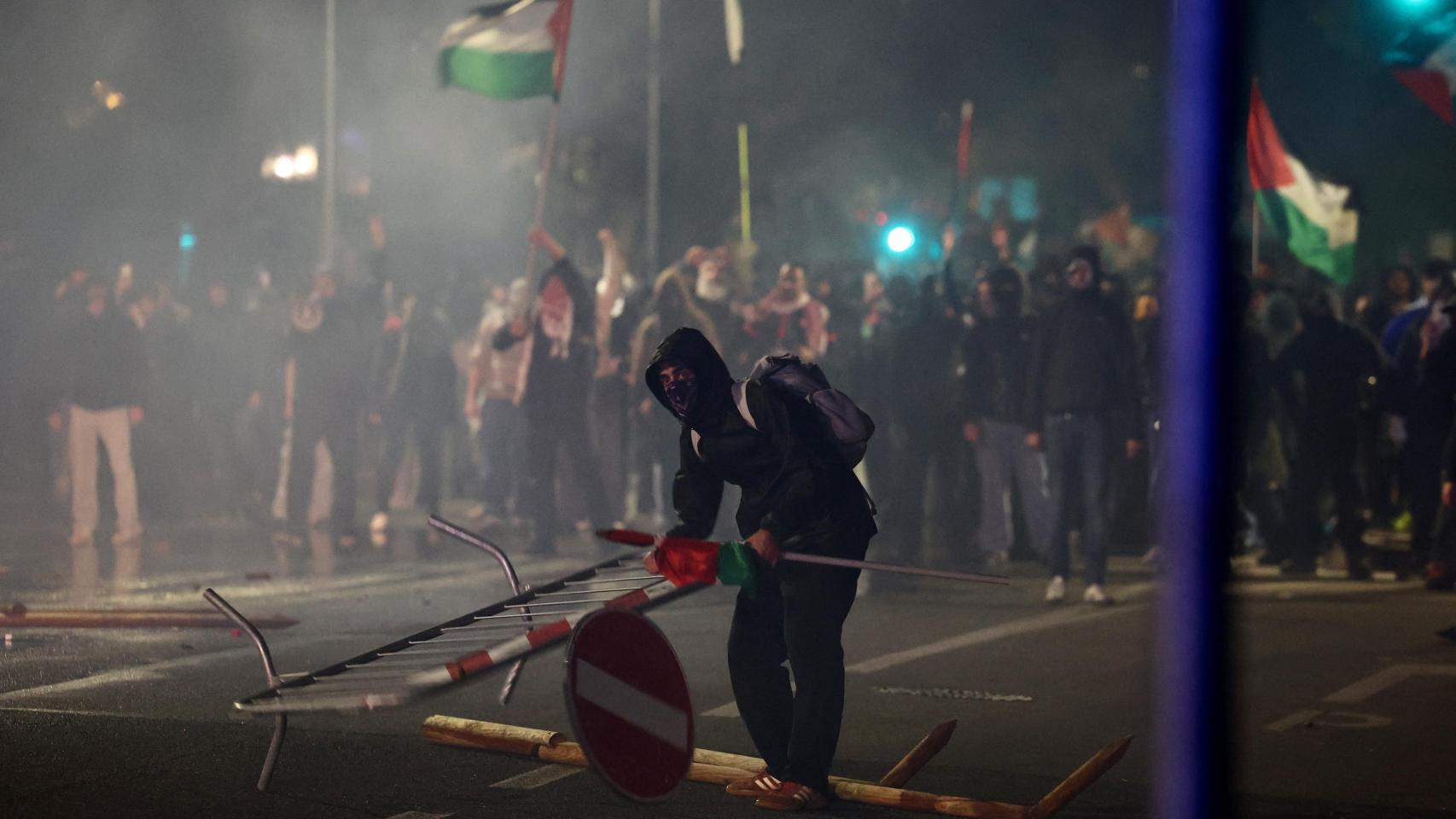 Manifestantes italianos protestan contra Israel antes del inicio del partido.