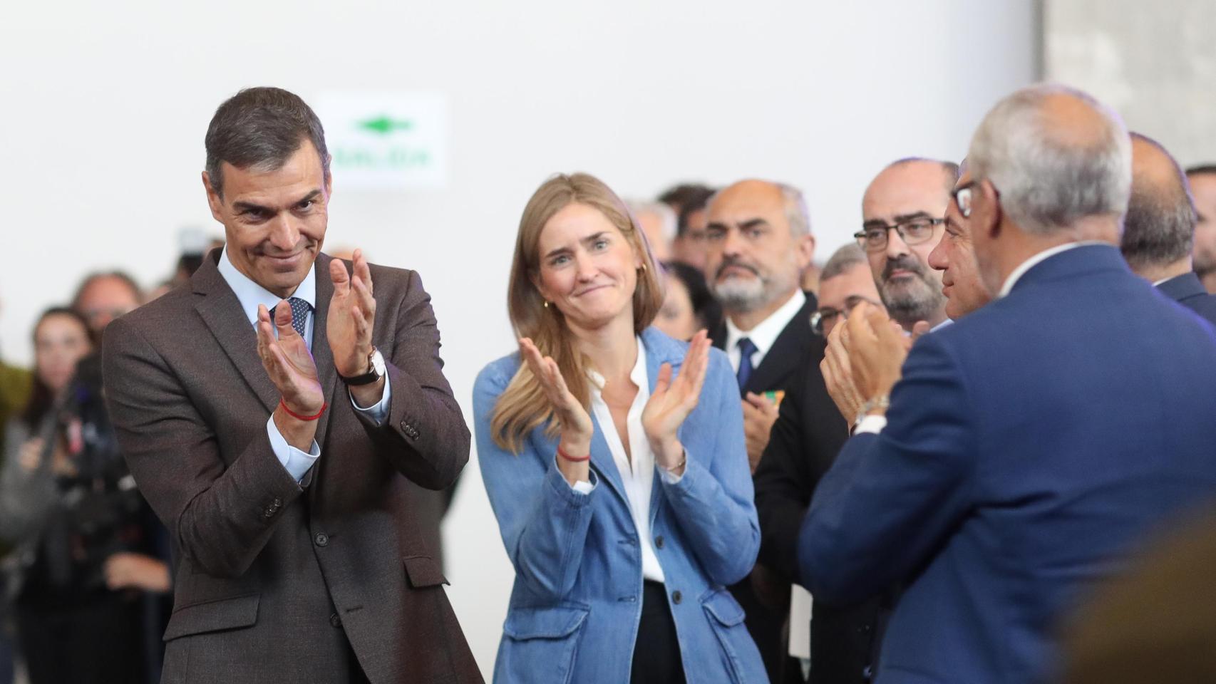Sánchez junto a la vicepresidenta tercera, Sara Aagesen, este martes en Ponferrada tras el Consejo de Ministros.