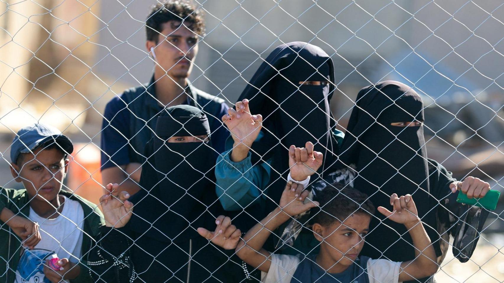 La gente observa cómo un camión que transporta los cadáveres de palestinos que habían sido retenidos en Israel durante la guerra llega al hospital Nasser.