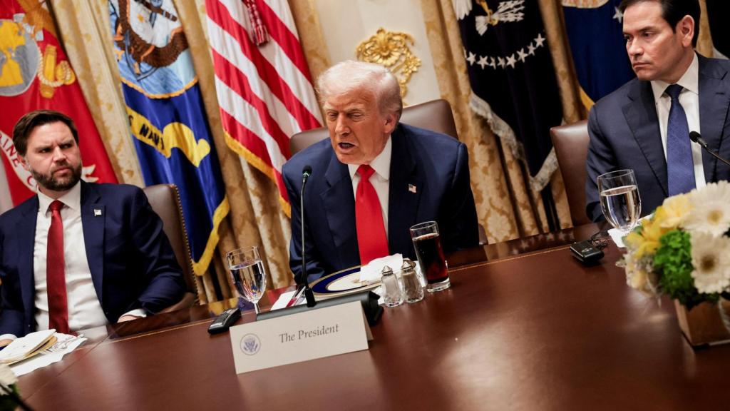 El presidente de Estados Unidos, Donald Trump , junto al secretario de Estado de Estados Unidos, Marco Rubio, y el vicepresidente JD Vance, este martes en la Casa Blanca.