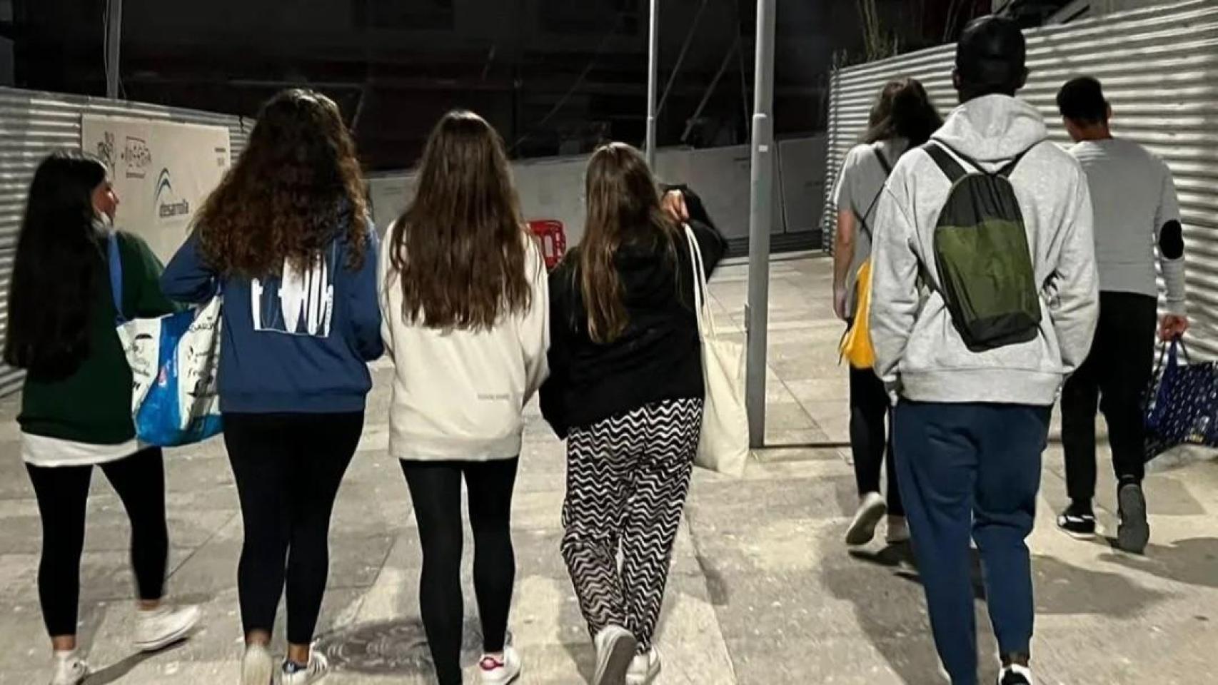 Voluntarios de BoanoiTe en la actividad de los viernes por la noche en las calles de A Coruña