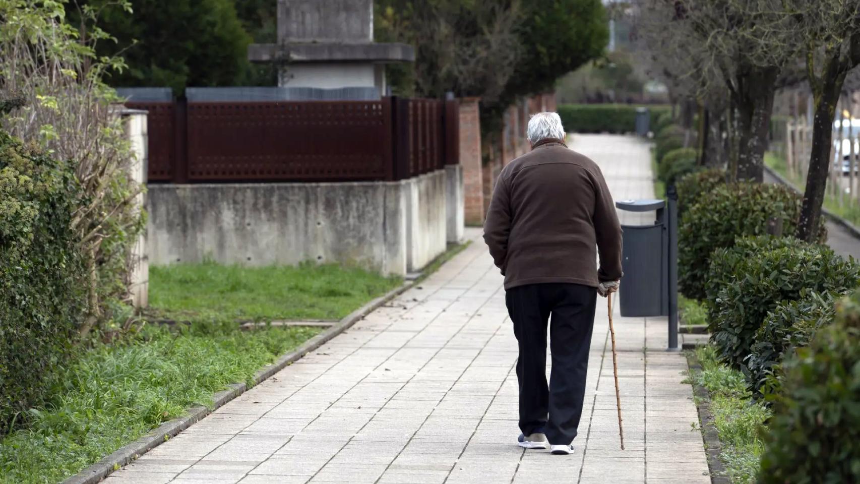 Imagen de archivo de un hombre caminando por la calle en Torrelavega (Cantabria).